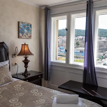 Palace Queen Mary I Luxury Pensionat 4*
