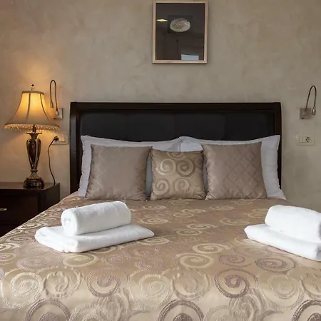 Palace Queen Mary I Luxury Pensionat 4*