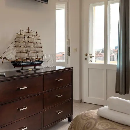Palace Queen Mary I Luxury
