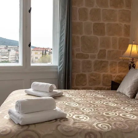 Palace Queen Mary I Luxury Guest house